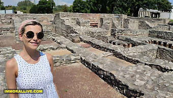 ¡una Madrastra Tetona Y Su Hijo Visitan Una Ruina Romana Para Divertirse! ¡mira Cómo Se Divierten Juntos!