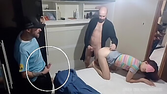 Η Σύζυγος Δένει Τα Μάτια Της Για Μια Kinky Πλάκα Κατά Τη Διάρκεια Του Σεξ Με Την Έκπληξη Του Φίλου Της