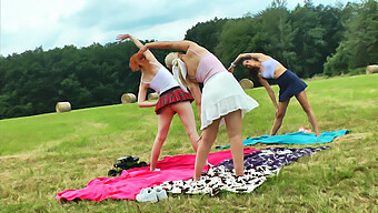 Yoga Y Gimnasia Con Uniforme De Escuela Al Aire Libre, Minifaldas