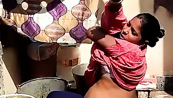 L'Expérience De Bain D'Une Fille Du Village Indien Desi