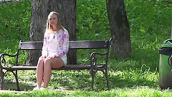 Млада Жена (18+) Добија Цумсхот На Лице Од Великог Курца Током Аналног Секса.