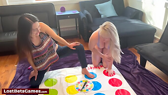 Lesbiske Leger Twister Med En Kinky Legetøj Efter At Have Strippet Ned