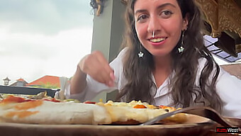 Savourer Une Pizza Avec Une Garniture Crémeuse Dans Un Bistrot En Plein Air.