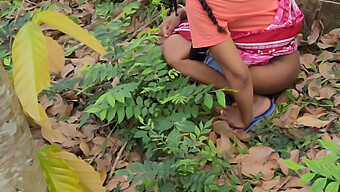 Adolescente Negra Amateur Hace Pis En El Bosque