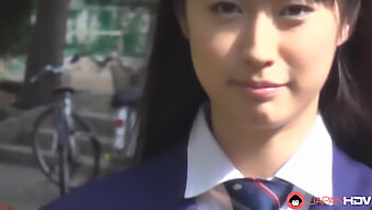 Tomomi Motozawa, En Skolepige I Uniform, Giver Blowjob Til Sin Klassekammerat.