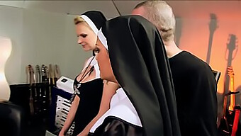 Monjas Se Involucran En Actos Inmorales Durante Sexo Grupal Temático Del Vaticano