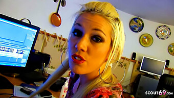 Se Denne Blonde Teenager Give En Blowjob Og Tage Pik I Munden