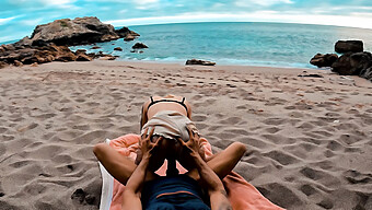 Pasangan Amatur Menikmati Zakar Besar Di Pantai.