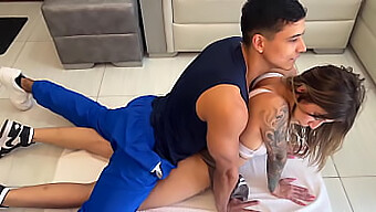 Instructrice D'Entraînement Musclée Pour La Petite Latina Jazmine Withe.