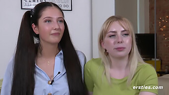 Duas Lanas De 19 Anos Se Entregam À Sua Primeira Experiência Lésbica