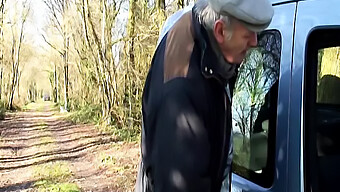 Frans Stel Geniet Van Een Hete Trio In Een Vintage Auto