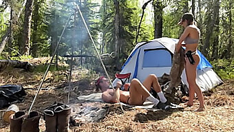 Acampando A Pelo En Alaska Con Una Pareja Caliente