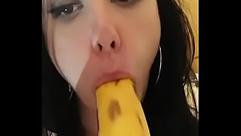 Amateur Sletje Krijgt Een Blowjob Van Een Banaan