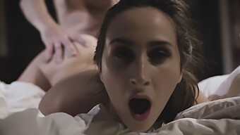 Ashley Adams Experimentează Primul Ei Anal Cu Tatăl Ei Vitreg Mai În Vârstă