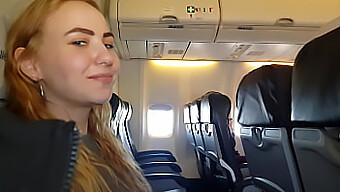 Vidéo Pov D'Une Adolescente Excitée Donnant Une Fellation Dans Un Avion