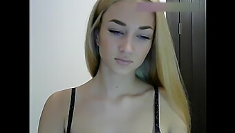 Astarta69s Intime Webcam-Præstation: Sød Amatør Babes Solo-Nydelse