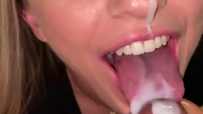 Teen (18+) Gibt Einen Blowjob