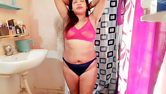 Milf India De Pelo Corto Seduce A Una Pareja Bisexual