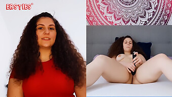 A Beleza Morena Se Satisfaz Com Um Vibrador