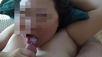 Dicktittige Asiatische Ehefrau Gibt Einen Sinnlichen Blowjob