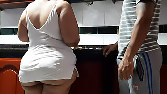 Zelfgemaakte Milf-Video Toont Colombiaanse Moeder Die Wordt Gevingerd En Geneukt In Haar Kutje