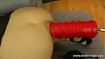 Brincando Com Brinquedos Anais Com Um Enorme Dildo Em Vídeo Hd 480p