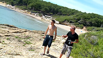 Naturteen Wird Am Strand Gefickt