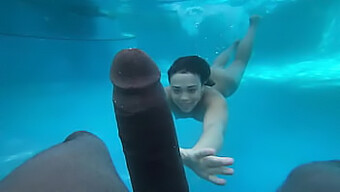 Joven Amateur Tiene Sus Sueños Cumplidos Con Una Gran Polla Negra En Sexo Submarino