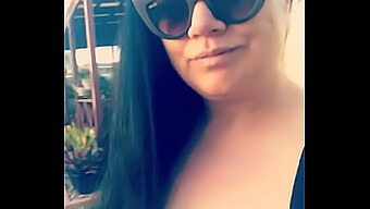 Grandes Tetas Naturales En Una Linda Vecina En Público