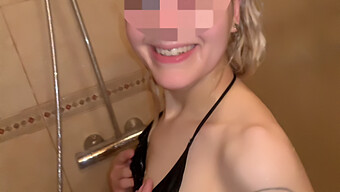 Italienischer Teenager Bekommt Deepthroat Und Wird Unter Der Dusche Versohlt