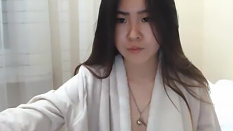 Asiatisk Babe Sprutar På Cam I Smutsigt Prat