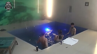 Frumuseți Tatuate Explorează Fetișul Picioarelor Într-O Escapadă În Trei La Piscină.