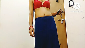 Indiase Bhabhi In Saree Vingert Haar Kutje En Wordt Naakt