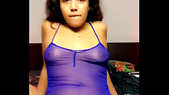 Joven (18+) Chica Se Masturba Y Eyacula En La Webcam