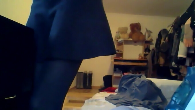 Fille En Collants Taquine Et Joue Avec Webcam