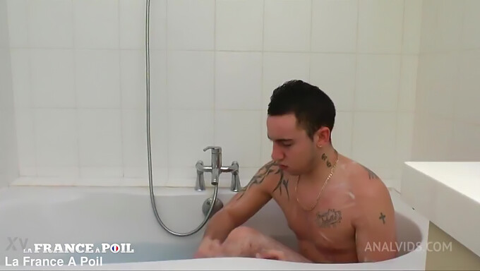 Milf Primește O Cumshot Facială În Baie