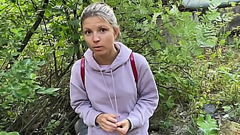 Gina Gersons Outdoor-Pinkeln Führt Zu Einer Heißen Begegnung (Teil 1)