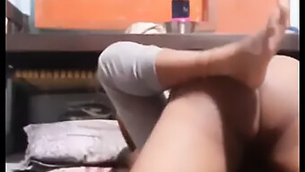 Remaja (18+) Dengan Puting Susu Besar Mendapat Blowjob