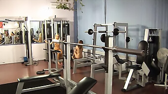 Europäische Mädchen Trainieren Im Fitnessstudio