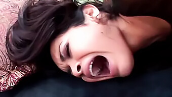 Adolescente Marrom Recebe Um Facial De Uma Estrela Pornô Tatuada Em Uma Cena Selvagem No Quarto