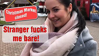 Teen (18+) Bekommt Überraschungs-Blowjob Auf Weihnachtsmarkt