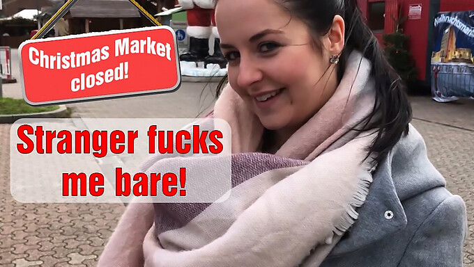 Tiener (18+) Krijgt Een Verrassingspijpbeurt Op De Kerstmarkt