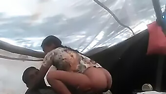 Casal Desi Desfruta De Uma Punheta Quente E Garganta Profunda