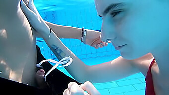 Eine Amateur-Milf Und Ein College-Student Treffen Sich Für Sex Am Pool Auf Bali