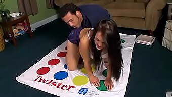 Regardez Yaz S'Amuser À Jouer À Twister Dans Cette Vidéo Sexy