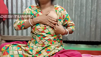 Jeu Solo D'Une Femme Indienne Avec Ses Gros Seins Blancs Et Sa Chatte Serrée