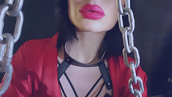 Regina Mistress Emma Se Fute Pe Față Și Se Joacă Cu Dildo-Uri