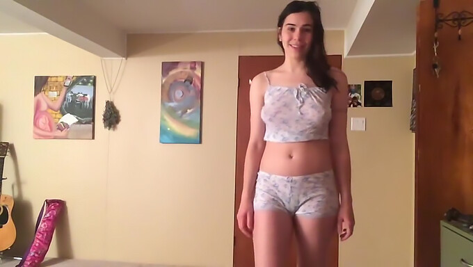 Incroyable Femme Végétalienne En Lingerie: Une Vidéo À Ne Pas Manquer