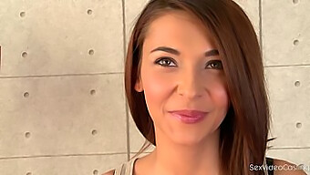 Alexis Brill, Una Studentessa Fumante, Si Unisce A Porn Casting