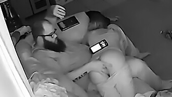 De Bubbelkont Van Een Amateurvrouw Valt In De Schoot Van Haar Man In Slaap. De Video Eindigt Met Een Orgasme